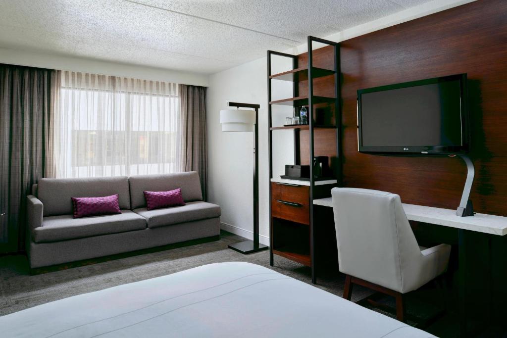 Marriott East Lansing at University Place photo