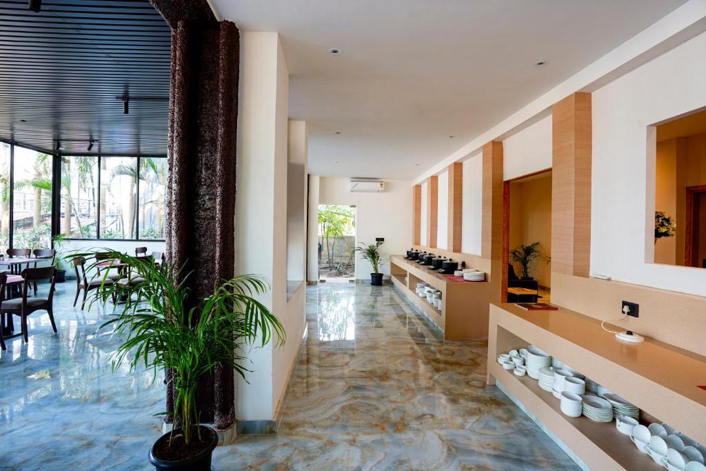 Restaurant, Hotel Meraden Opus in Goa