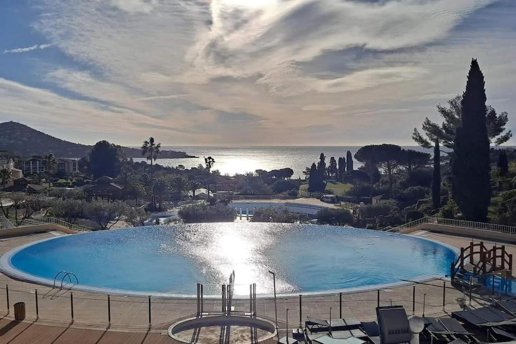 P2 VILLAGE CLUB CAP ESTEREL Vue Golf et Mer, Piscine Chauffée - 1