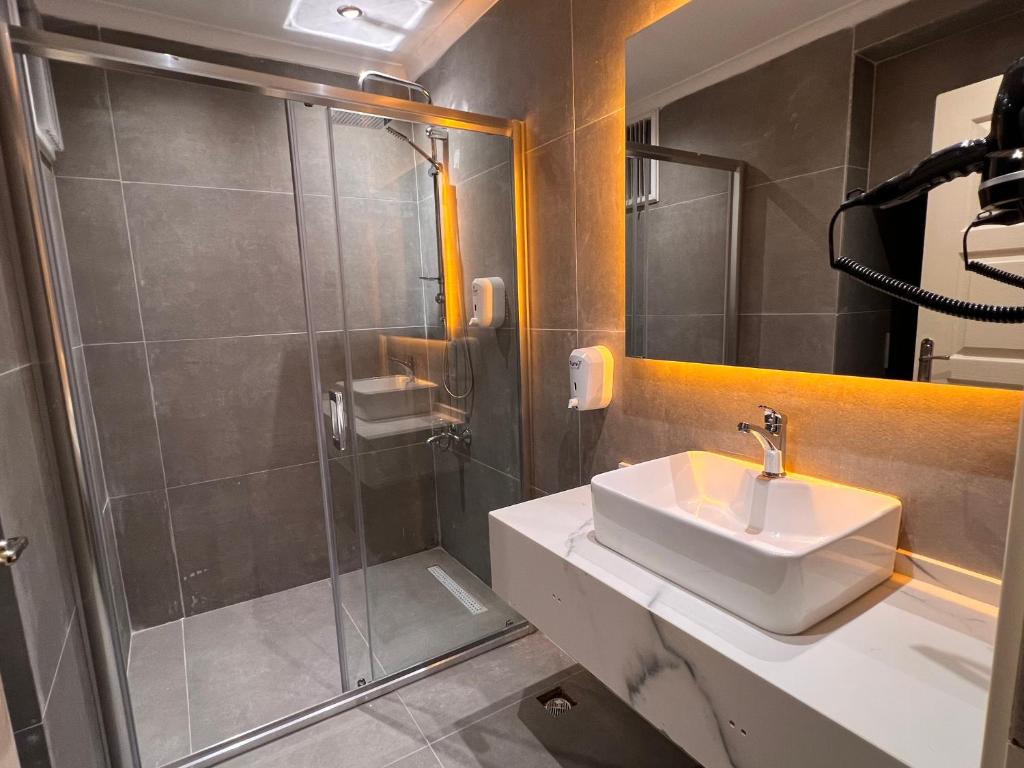 Real King Suite Hotel photo