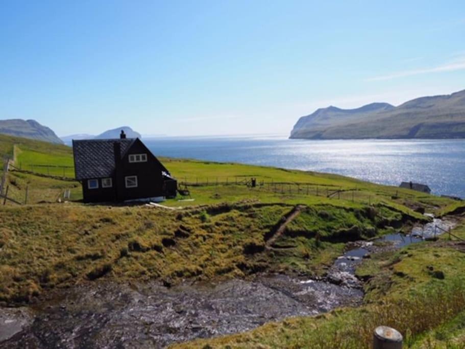 Unique and isolated cottage with stunning views