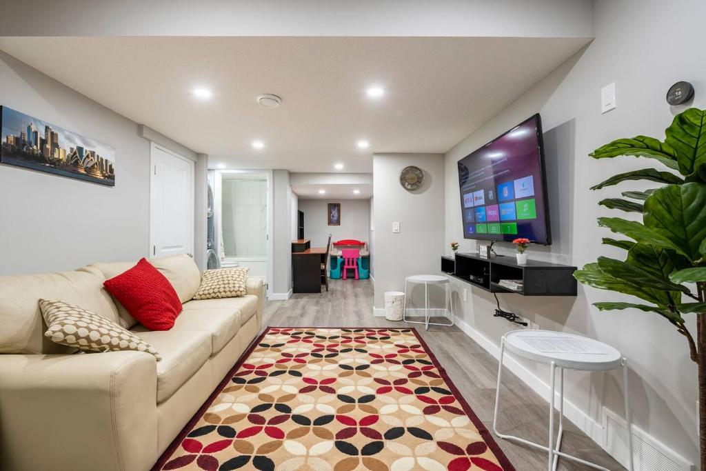 Luxurious Comfortable Suite, Airdrie