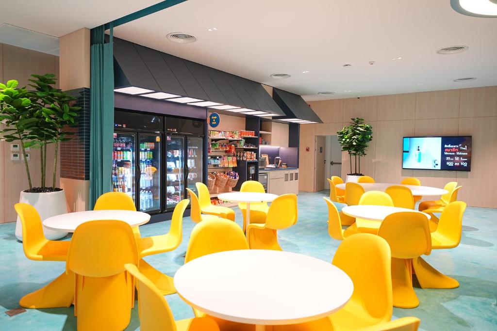 Shared lounge/TV area, Go Hotel Ban Chang at Robinson Lifestyle Ban Chang in Rayong