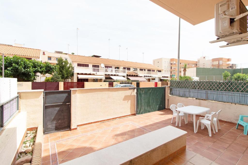 Global Vacacional, Apartamento con gran terraza en la playa de Canet - 2