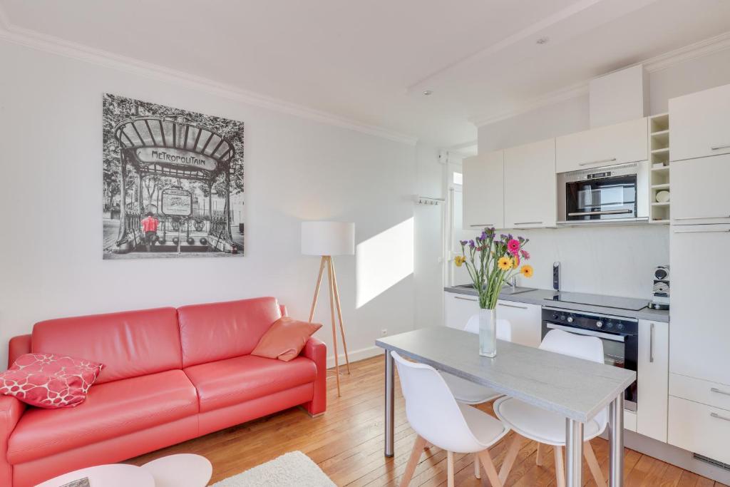 Eiffel Tower view + terrace Saint Germain des Pres - 3