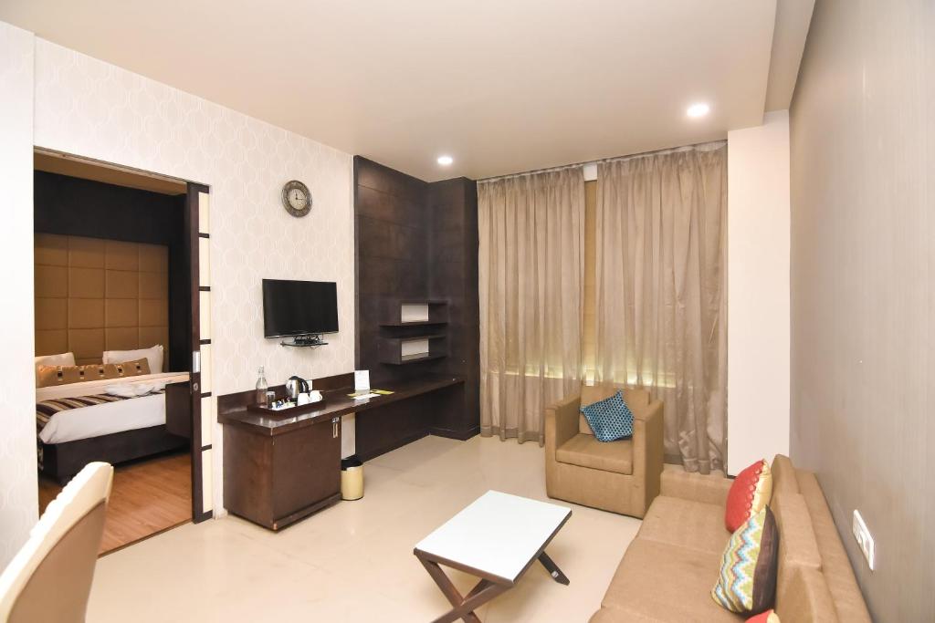 Shared lounge/TV area