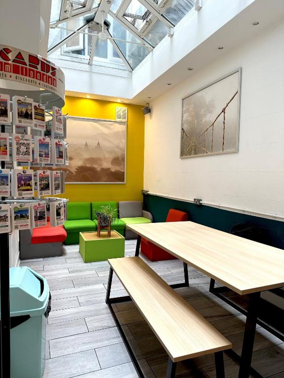 Shared lounge/TV area, Smart Hyde Park Inn Hostel in London