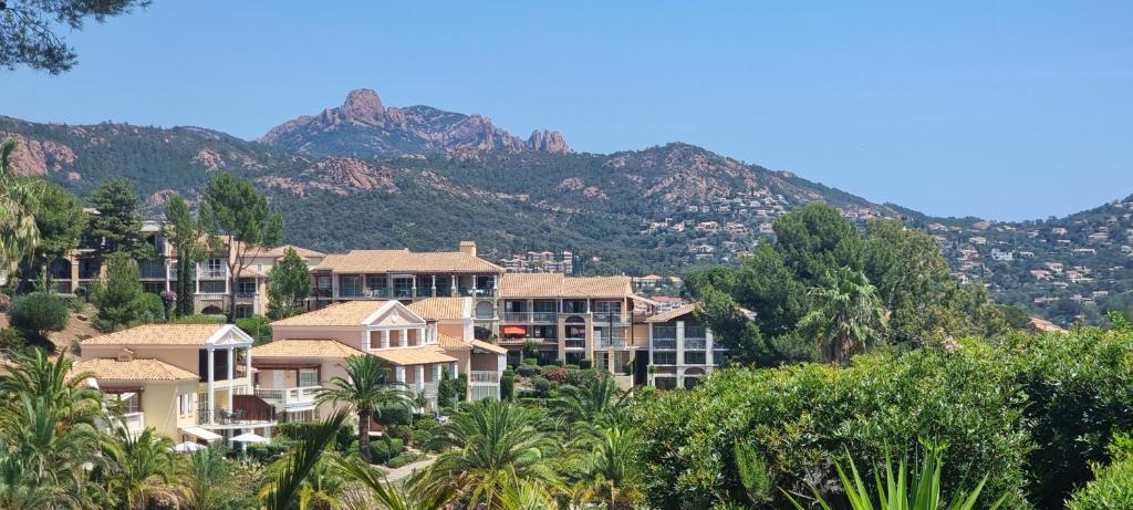Agay Cap Esterel Village Allée Fleurs - F2 Clim vue golf et mer - Grande terrasse plein sud - 3