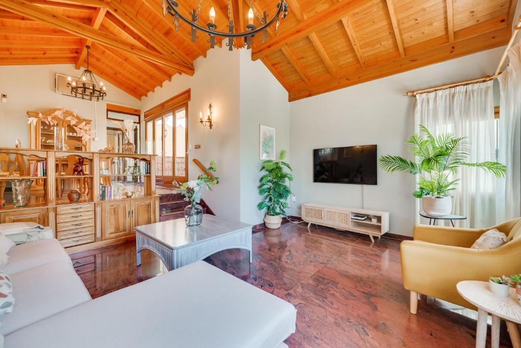 VB Goya 7BR Andalusian Villa by the marina - 4