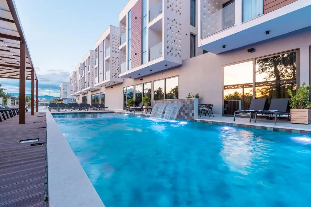 Trio Resort，位于乌尔齐尼的酒店