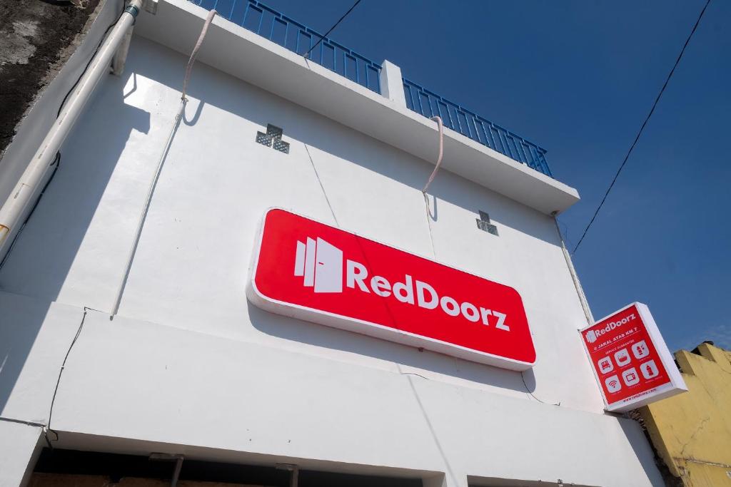 RedDoorz @ Jakal Atas KM 7, Kejayan