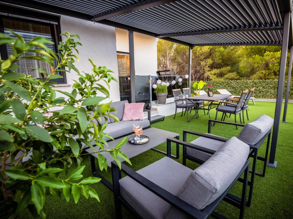 My Adriatic Place with private garden and garage, Šibenik