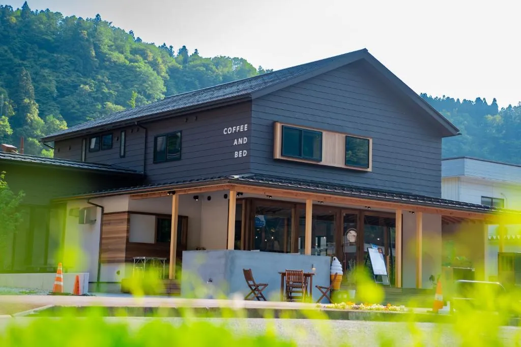 LOCOMOTION COFFEE AND BED, hotel in Tateyama