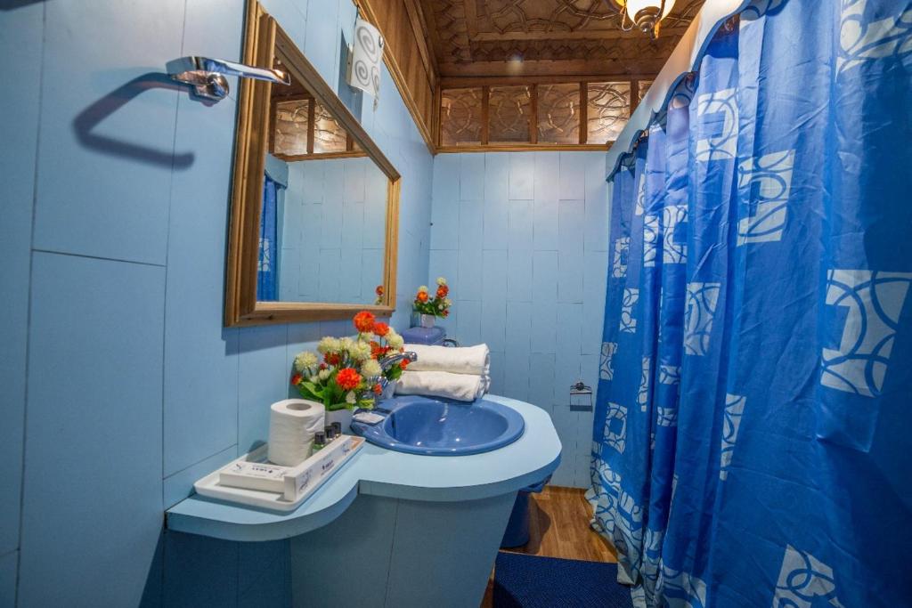 Swan Heritage Houseboats photo