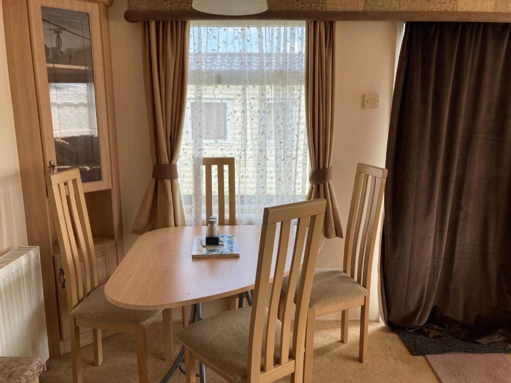 Luxury 8 and 6 Berth Caravans, St Osyth photo 4