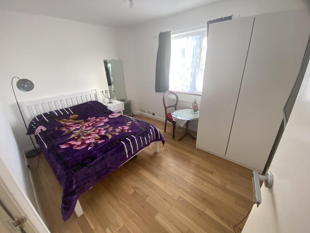 Art double bed room — Hotel in London