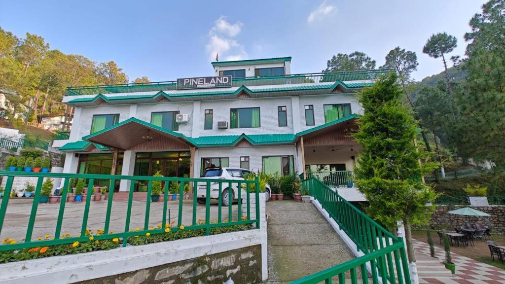 Pineland Resorts &amp; Chalets Kasauli — Hotel in Dharampur