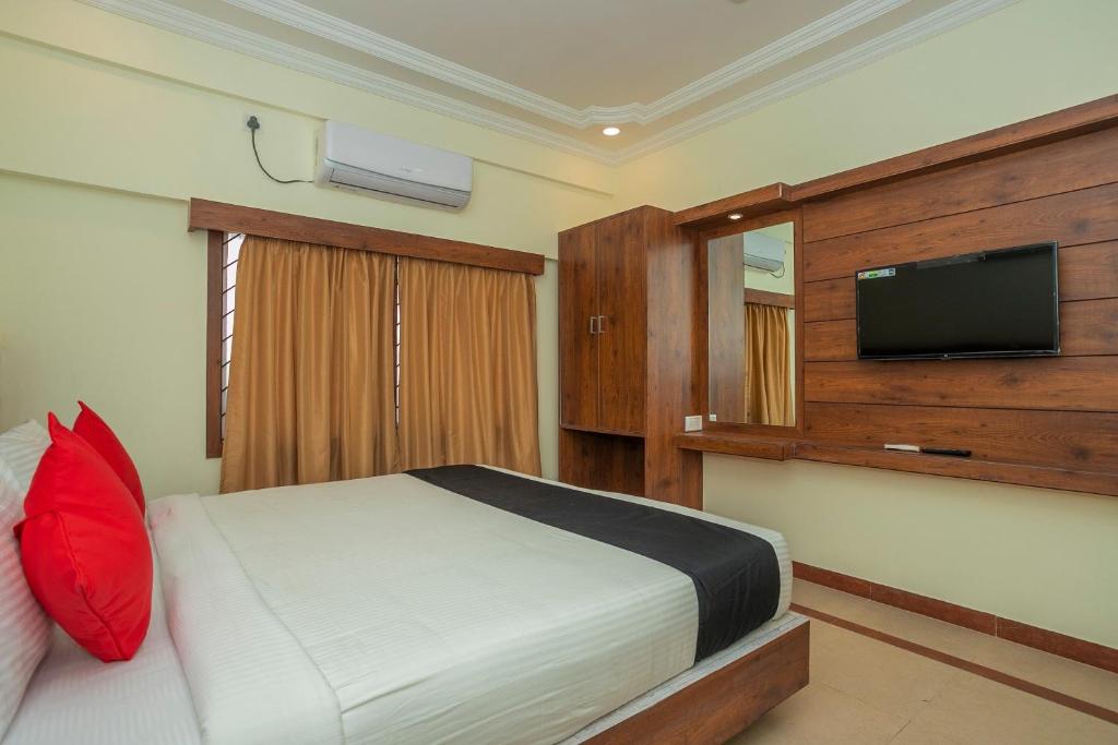 Super OYO Capital O Savi International Near Bengaluru Palace photo