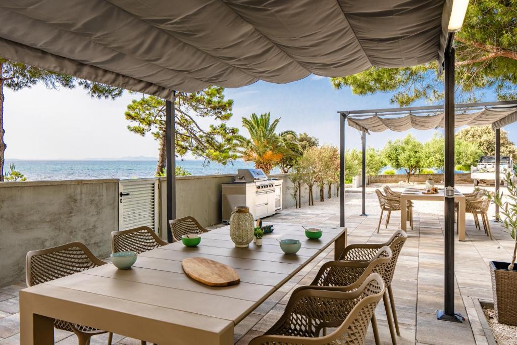 Apartments Šum mora, Vir