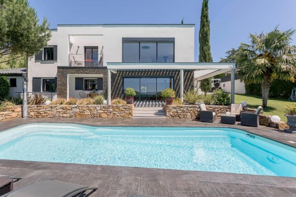 Splendid villa with luxury services pool 8 pers