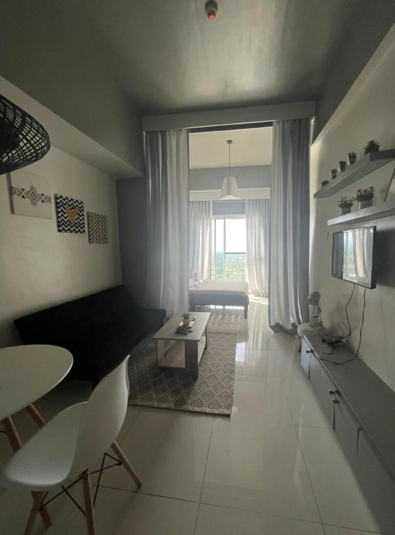 Modern Bedroom at Wind Residences Tagaytay City — Hotel in Tagaytay