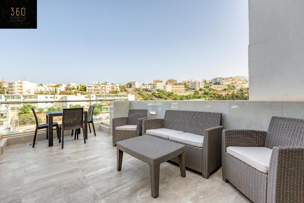 Beautiful, spacious APT with BBQ & private terrace by 360 Estates, Saint Julianʼs