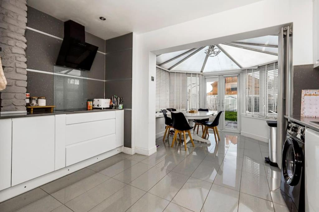 3-Bed terraced home with Jacuzzi bathtub and Garden
