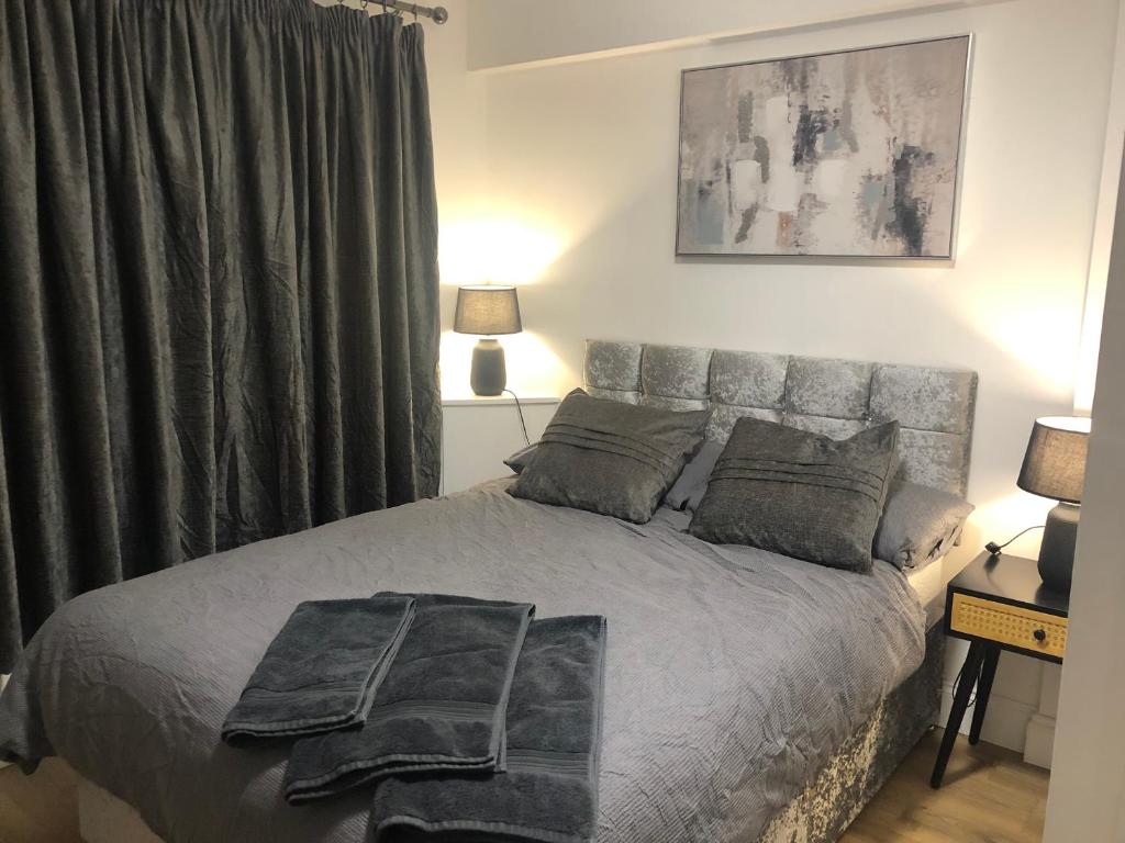 Modern En-suite Double Room, Newport