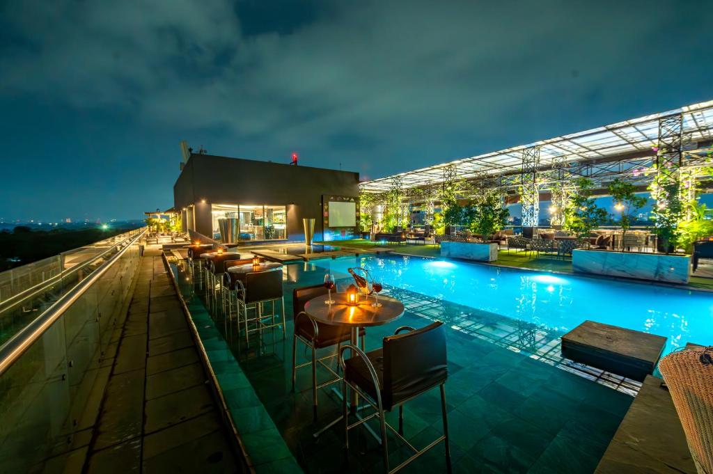 Swimming pool