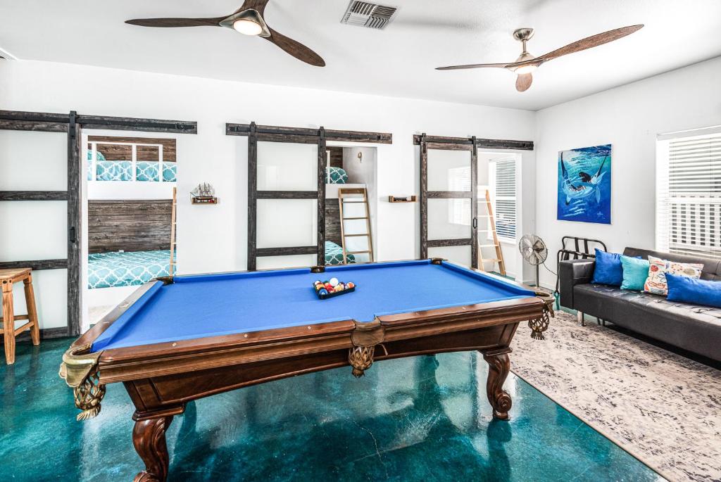 The Blue Fin House! Pool Table, Ocean View & Boardwalk to Beach, Port Aransas