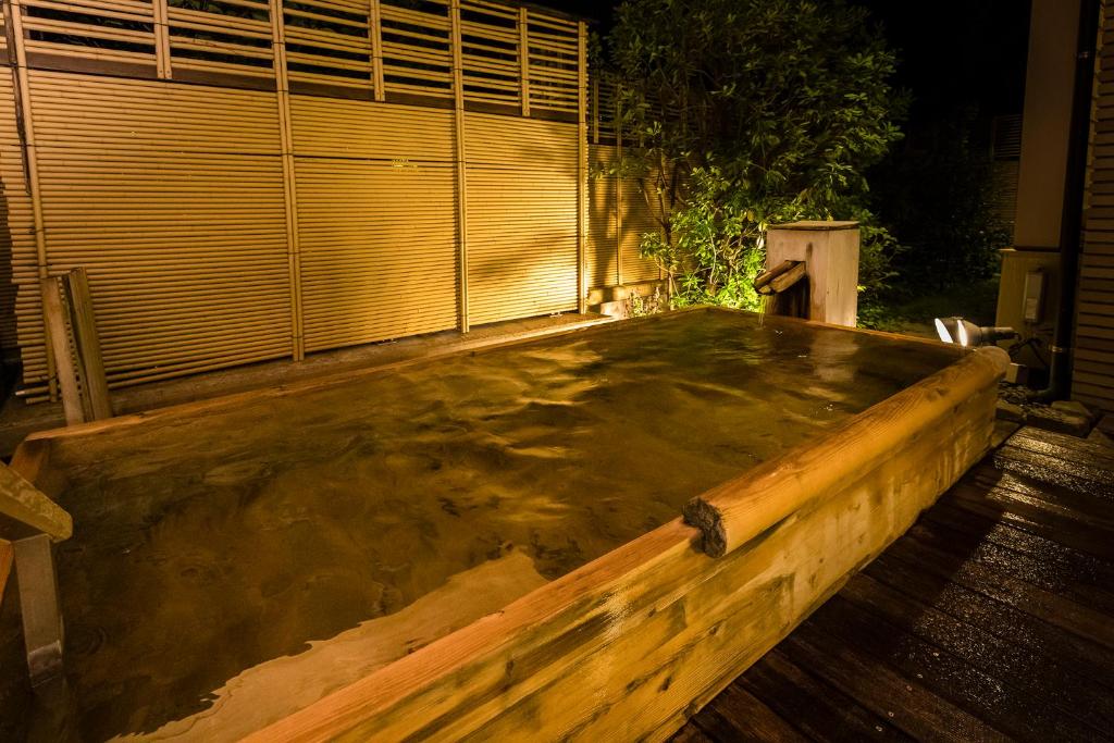 อ่างแช่น้ำร้อนกลางแจ้ง