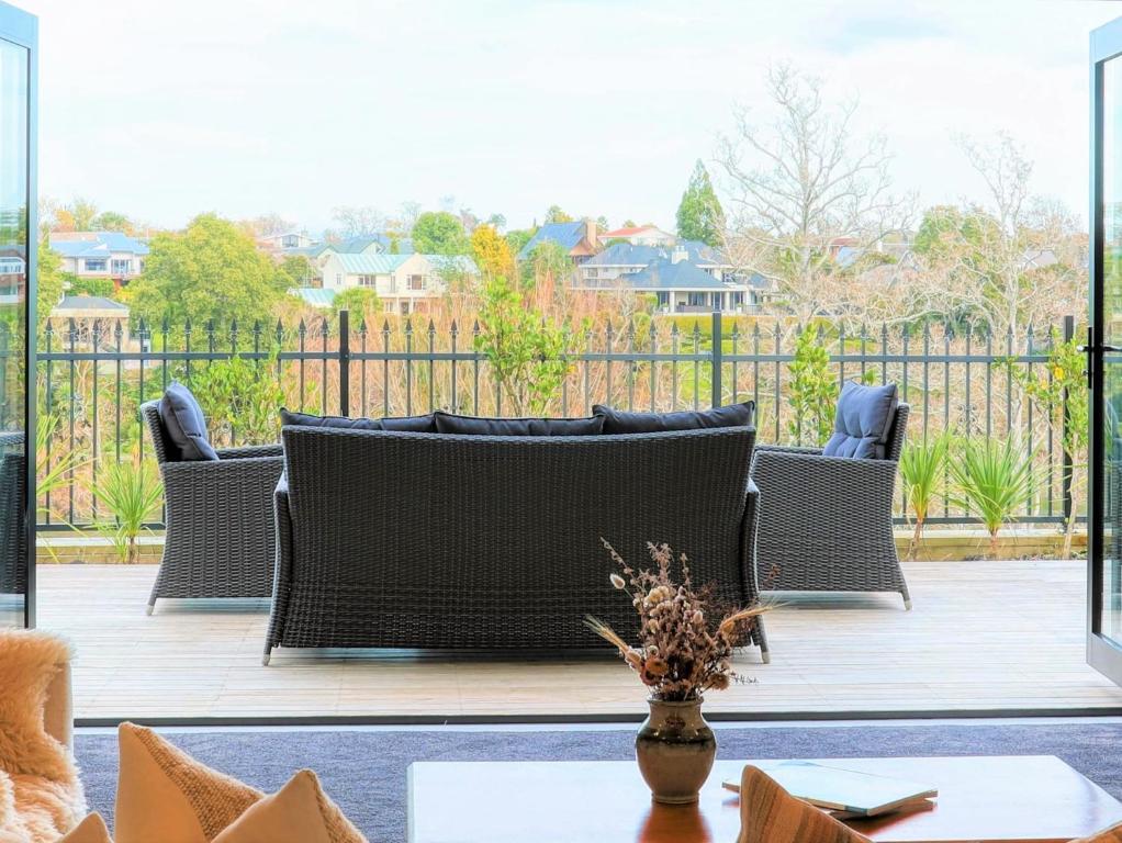 Wonderful River View - Sunset Deck Retreat, Hamilton