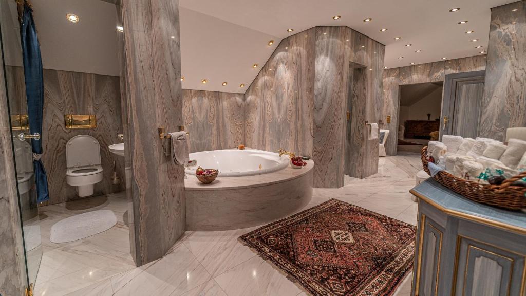 Villa Bostele with Five Bedrooms, Indoor Pool, Two Saunas & Garage - 5