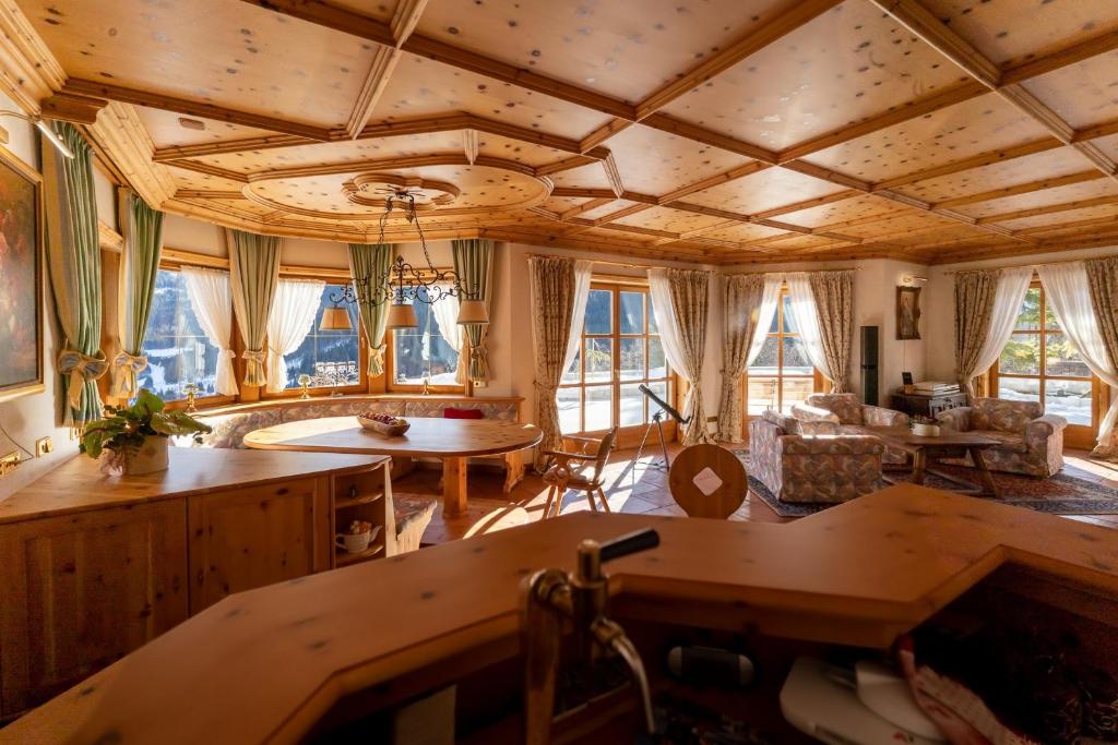 Villa Bostele with Five Bedrooms, Indoor Pool, Two Saunas & Garage - 4