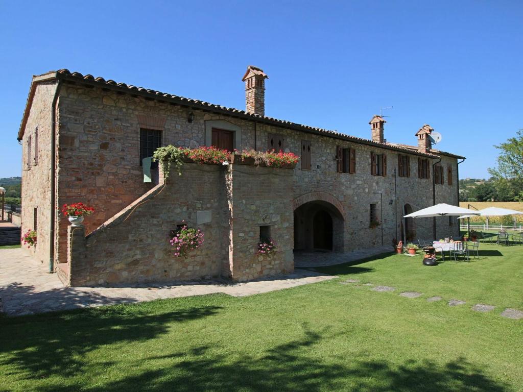 Robust old farmhouse for 4 persons amidst the Umbrian hills