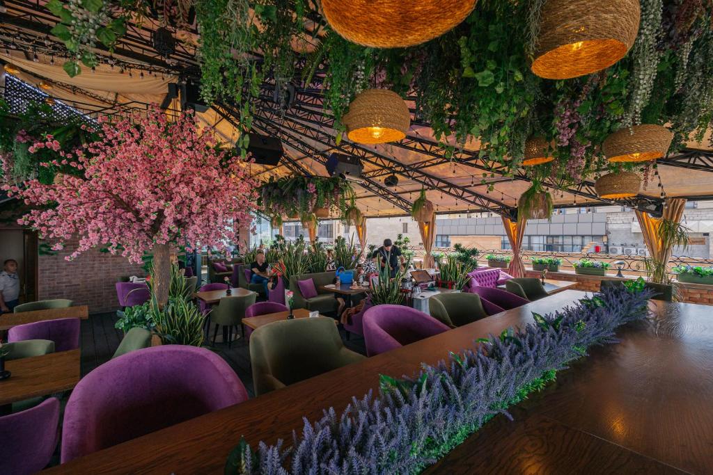 Restaurant, Paris Hotel Yerevan in Yerevan