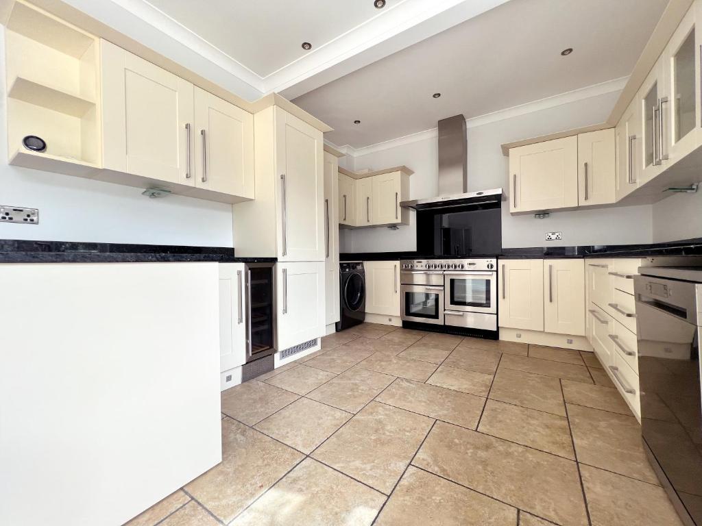 Four Bedroom Family Abode Bournemouth photo 6