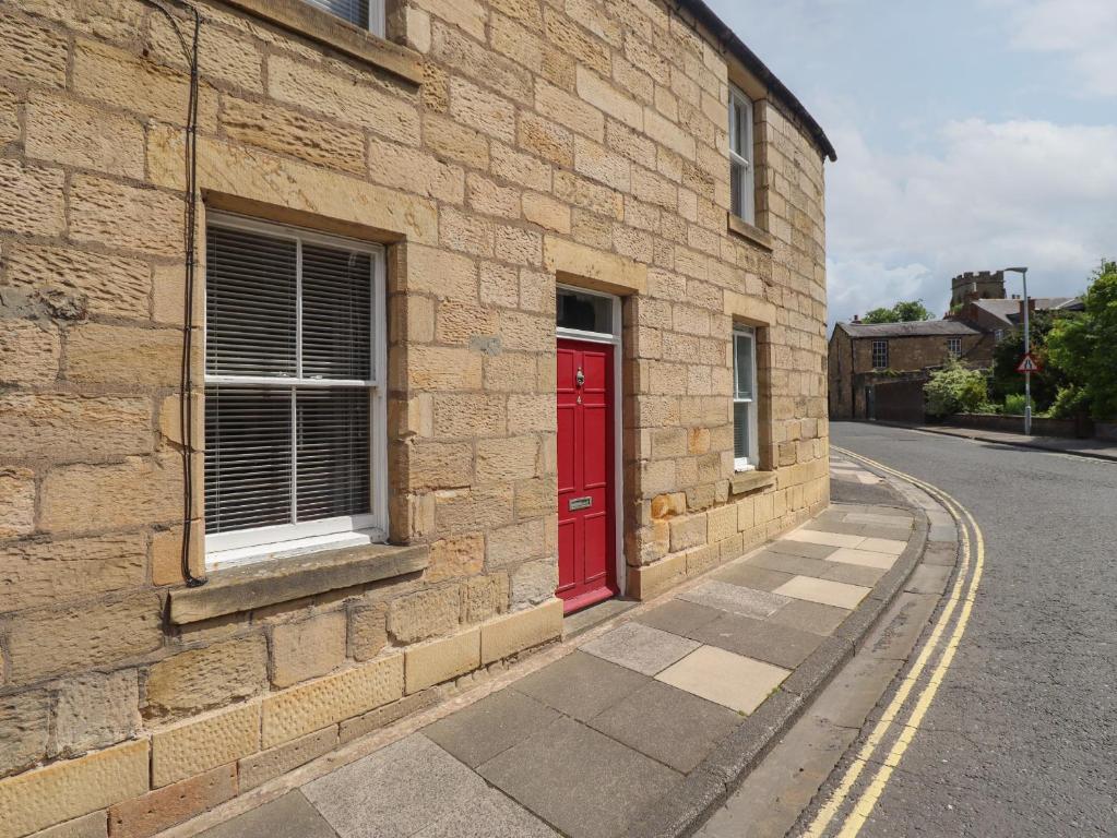 White Feathers, Alnwick