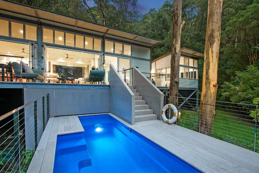 The Tin Shed at Killcare - Serene bush setting with hot tub