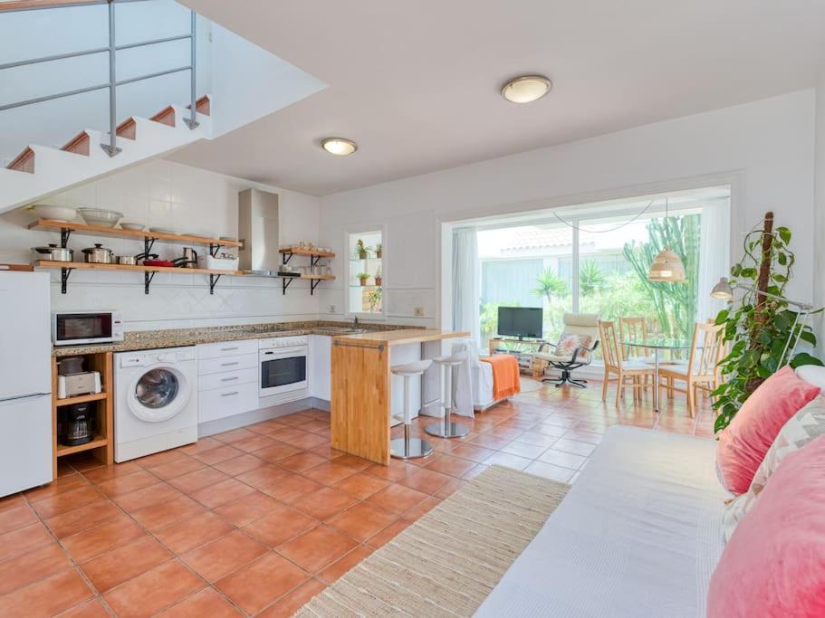 Casa Velero to 100mt from beach , optical fiber, La Oliva