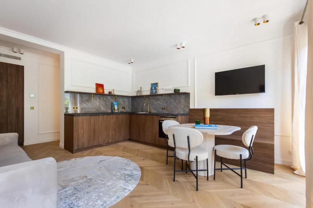 Central&Spacious 2BD Apart for 6 - 2