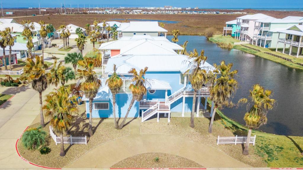 Villa Laguna! STEPS to the pool & lagoon views, with boardwalk to beach, Port Aransas