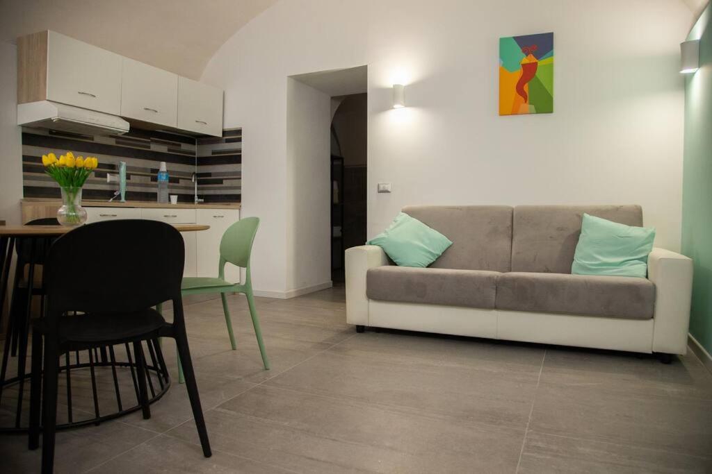 Intero Alloggio - Chiaia, Neapol