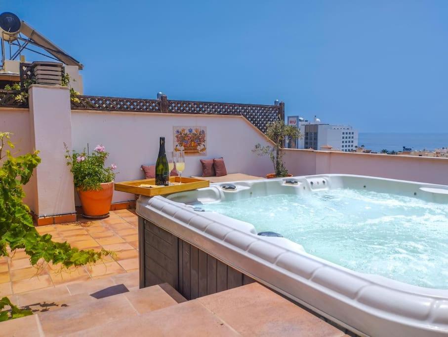 Penthouse with Jacuzzi and spectacular Sea Views, Nerja