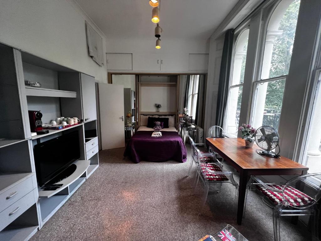 Hyde Park Studio Has Private Balcony With Tranquil Garden View — Hotel in London
