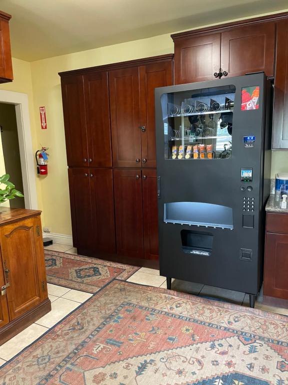 Private Large LA Bedroom w Private Bathroom - TV - AC - WIFI - Private Fridge near USC - Exposition  photo