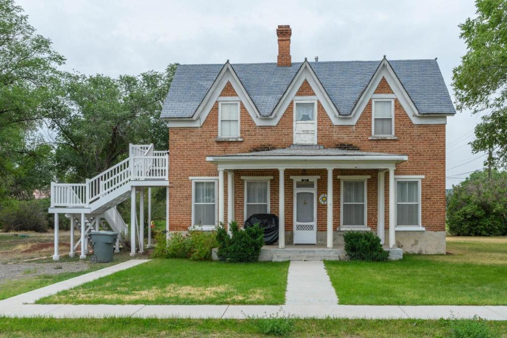 Panguich Red Brick Homes (Lower Home) — Hotel in Panguitch (UT)