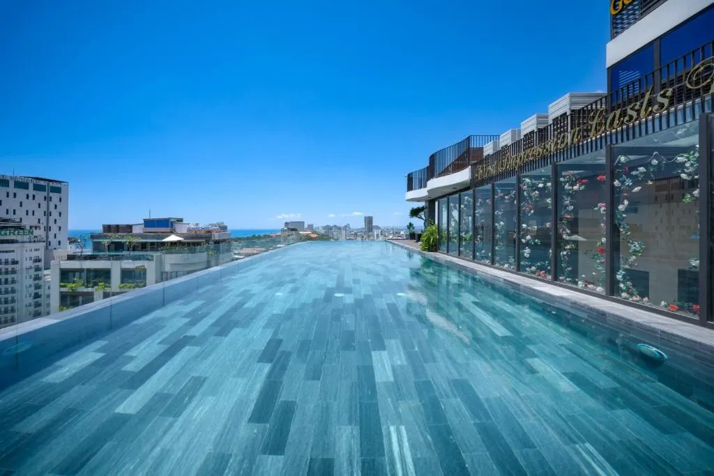 Golden Lotus Grand Da Nang - Panoramic Rooftop Bar & Daily Afternoon Tea, hotel in Da Nang