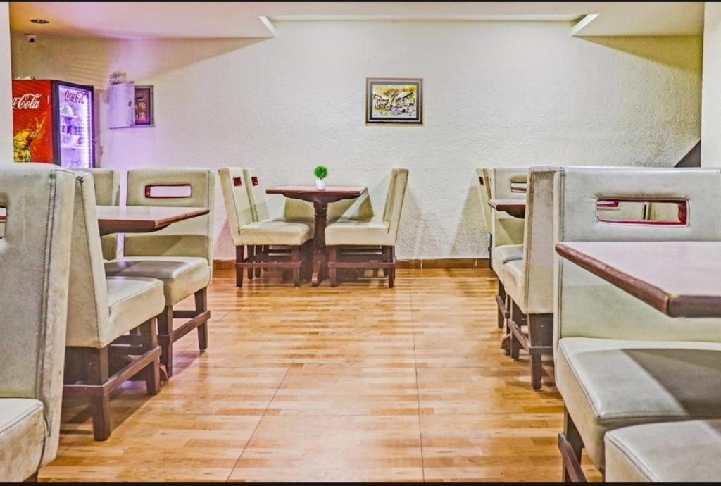 Capital O 77658 Hotel Golden Way photo