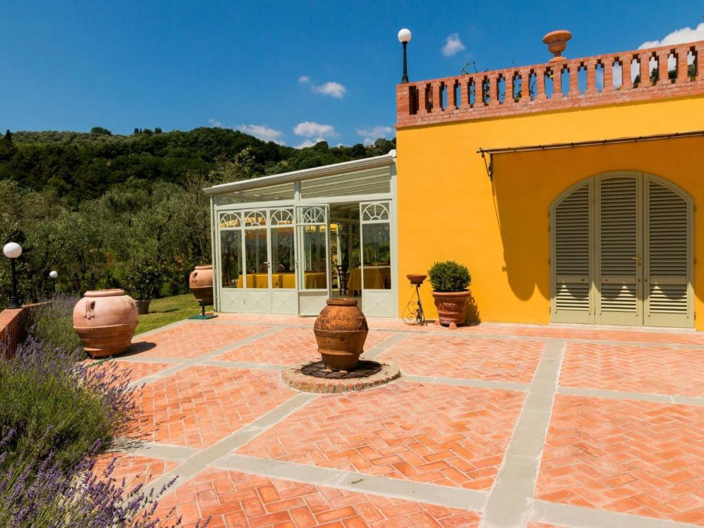 Bright Farmhouse in Montecatini Terme with Swimming Pool